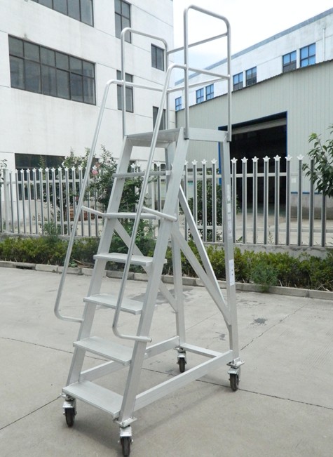 “鋁合金梯子，外面太危險(xiǎn)，室外壽命只能一年”